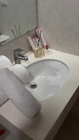Habitación Deluxe doble | Baño | Ducha, artículos de higiene personal gratuitos y secador de pelo