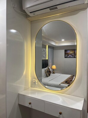 Deluxe Double Room | Premium bedding, down comforters, in-room safe, individually decorated - Hotel de Papae Intl (Islamabad)