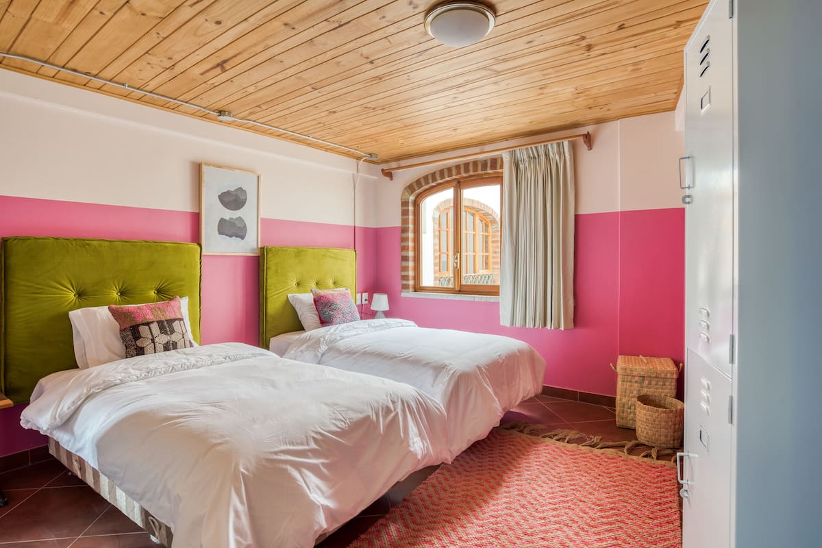 Free WiFi, bed sheets