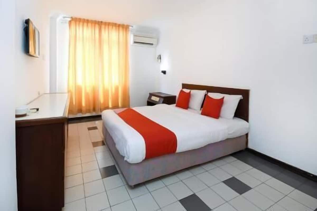 Escritorio, wifi gratis y ropa de cama