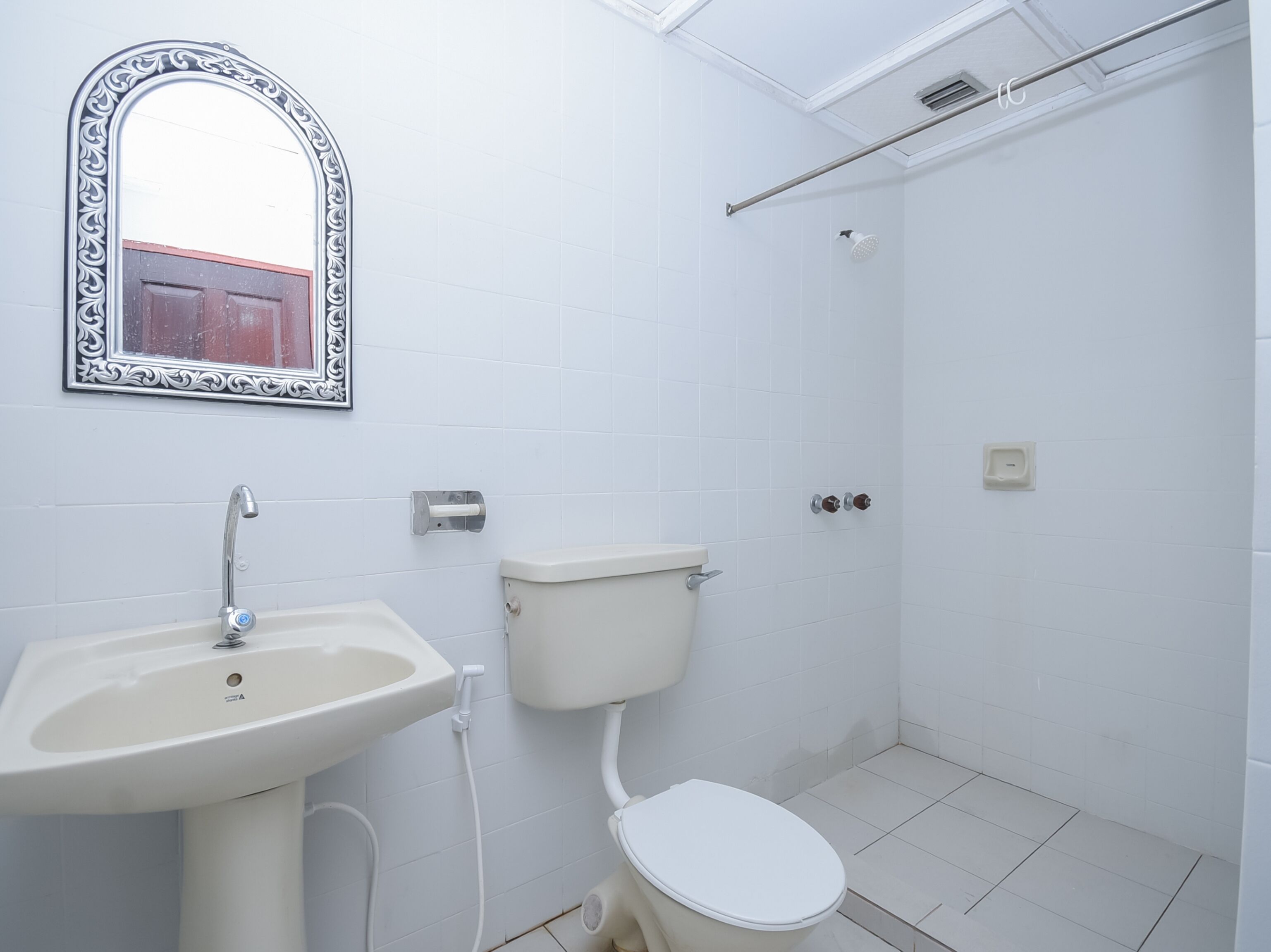 standard double room | bathroom | shower, free toiletries, bidet, towels