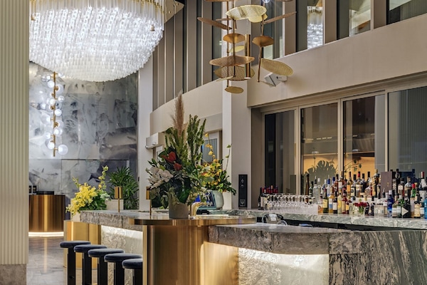 9 restaurants; breakfast, lunch, and dinner served