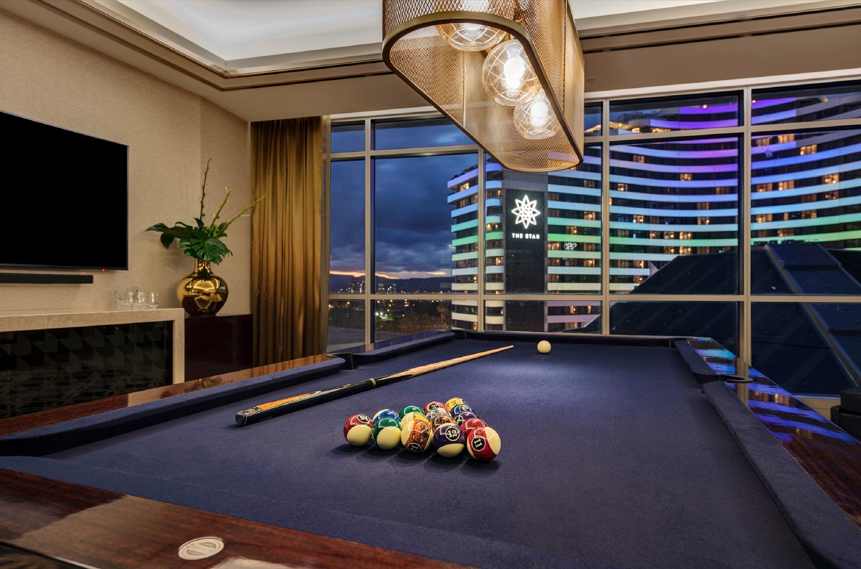 penthouse deluxe billiard suite | room amenity
