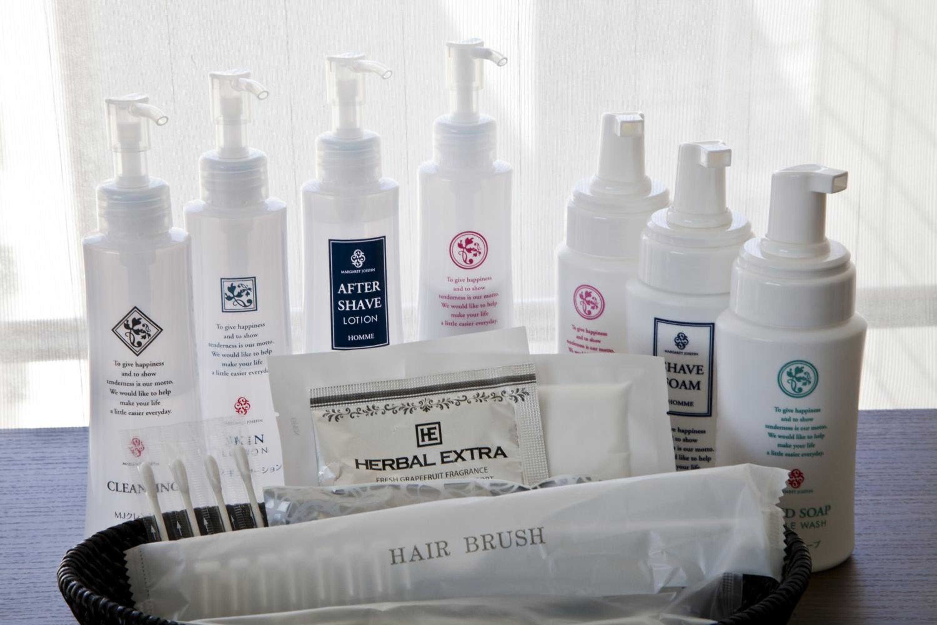 combined shower/bathtub, free toiletries, hair dryer, slippers