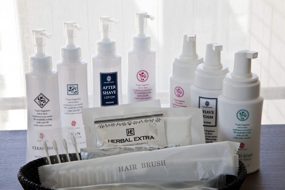 combined shower/bathtub, free toiletries, hair dryer, slippers