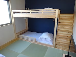 Japanese Style Room with 9 Tatami Mats | Free WiFi