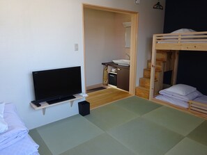 Japanese Style Room with 9 Tatami Mats | Free WiFi