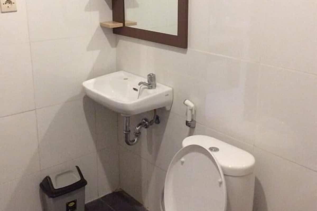 Deluxe Double Room | Bathroom | Shower, towels