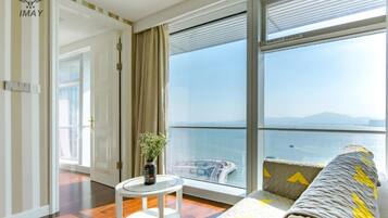 Suite, Meerblick | Wohnzimmer | 40-Zoll-Fernseher mit Digitalempfang