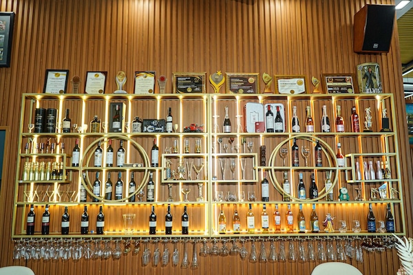 Sarapan, makan tengah hari dan makan malam dihidangkan