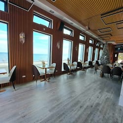Phục vụ bữa sáng, bữa trưa và bữa tối