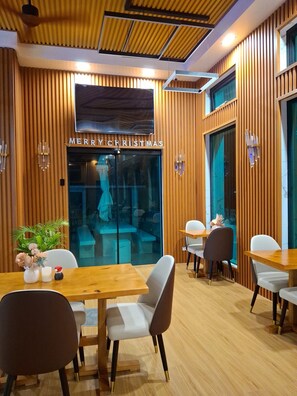 S'hi serveixen esmorzars, dinars i sopars 