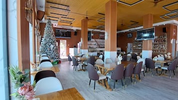 Breakfast, lunch and dinner served