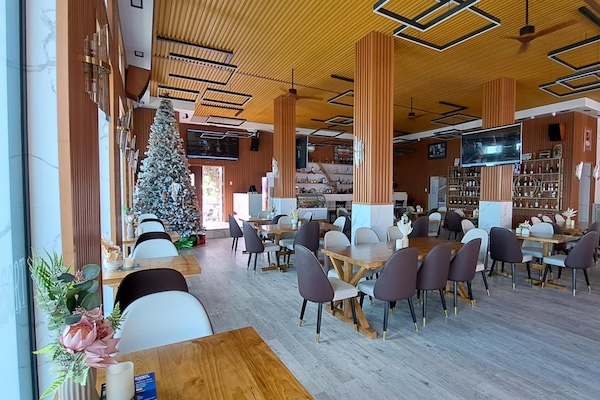 Phục vụ bữa sáng, bữa trưa và bữa tối