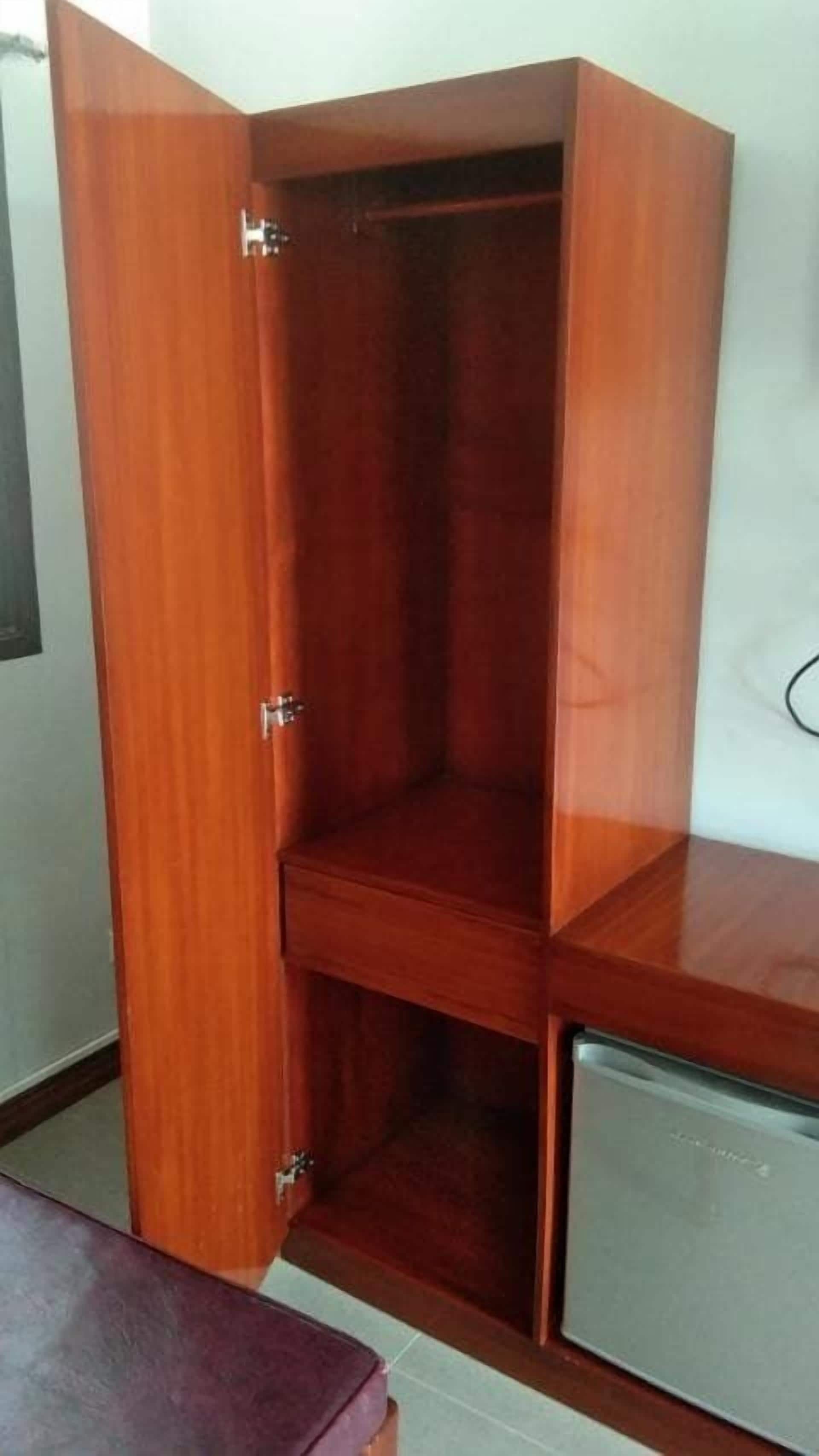 Brankas, dilengkapi dengan perabotan berbeda-beda, dan meja kerja