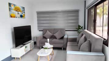 Deluxe cottage | Een kluis op de kamer, individueel gemeubileerd, een bureau