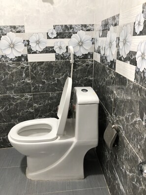 Twin Room | Bathroom | Shower, free toiletries, hair dryer, slippers - Song Thuong Hotel (Ho Chi Minh City)