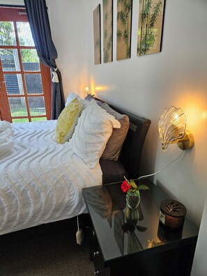 2 habitaciones, tabla de planchar con plancha y cuna de viaje 