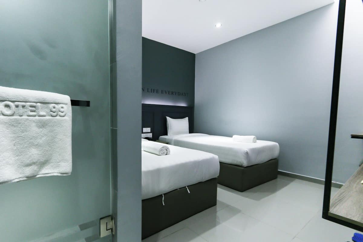 Habitación superior con 2 camas individuales | 4 dormitorios, escritorio, tabla de planchar con plancha y wifi gratis