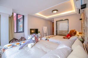 Habitación Confort con 2 camas individuales | Escritorio, cortinas blackout y wifi gratis 
