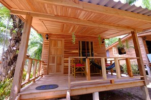 Standard Room with Garden View (Fan) | Wi-Fi ฟรี, ผ้าปูที่นอน