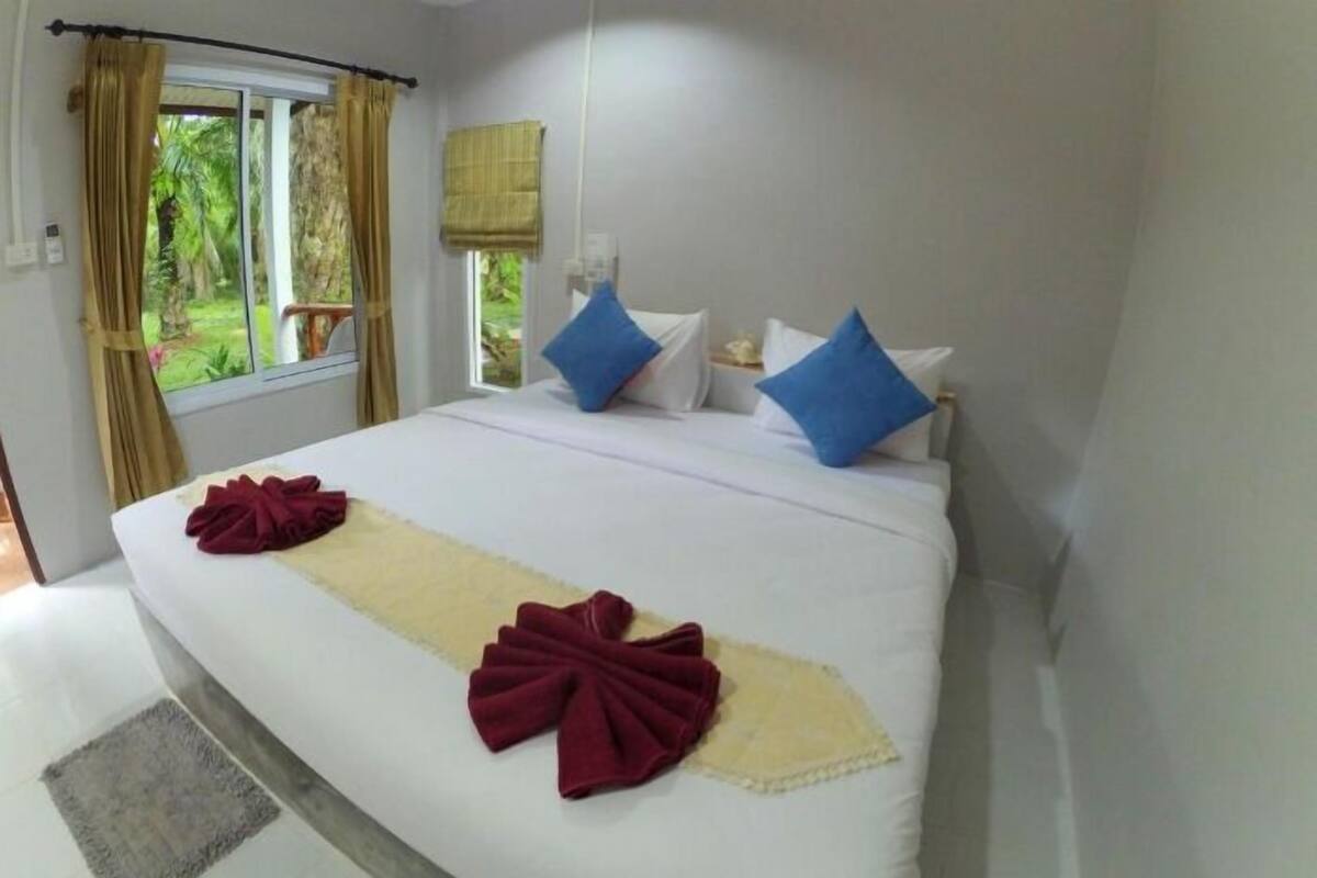 Free WiFi, bed sheets