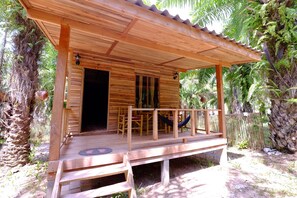 Standard Room with Garden View (Fan) | Wi-Fi ฟรี, ผ้าปูที่นอน