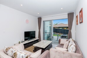 Smart TV - Hero Holiday House (Auckland)