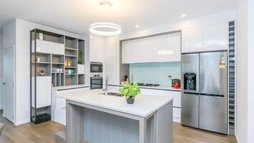 Full-size fridge, microwave, oven, stovetop