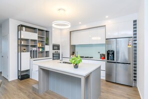 Full-size fridge, microwave, oven, stovetop - Hero Holiday House (Auckland)