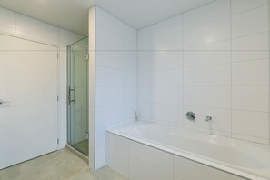 Separate bathtub and shower, free toiletries, hair dryer, towels - Hero Holiday House (Auckland)