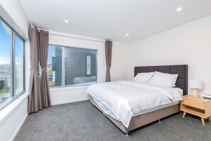 3 bedrooms, premium bedding, iron/ironing board, free WiFi - Hero Holiday House (Auckland)