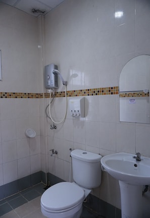 Standard Double Room | Bathroom | Shower, free toiletries, towels