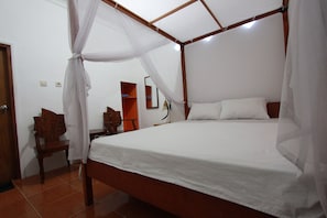 Desk, soundproofing, free WiFi