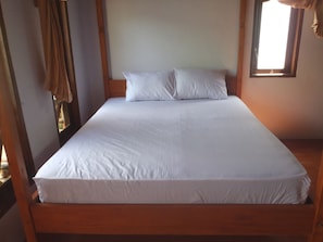 Desk, soundproofing, free WiFi