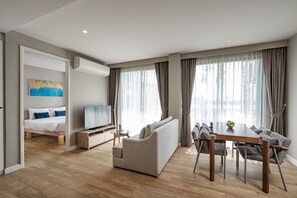 Grand Two Bedroom Suite | Vardagsrum | 49-tums smart-tv med satellitkanaler och tv