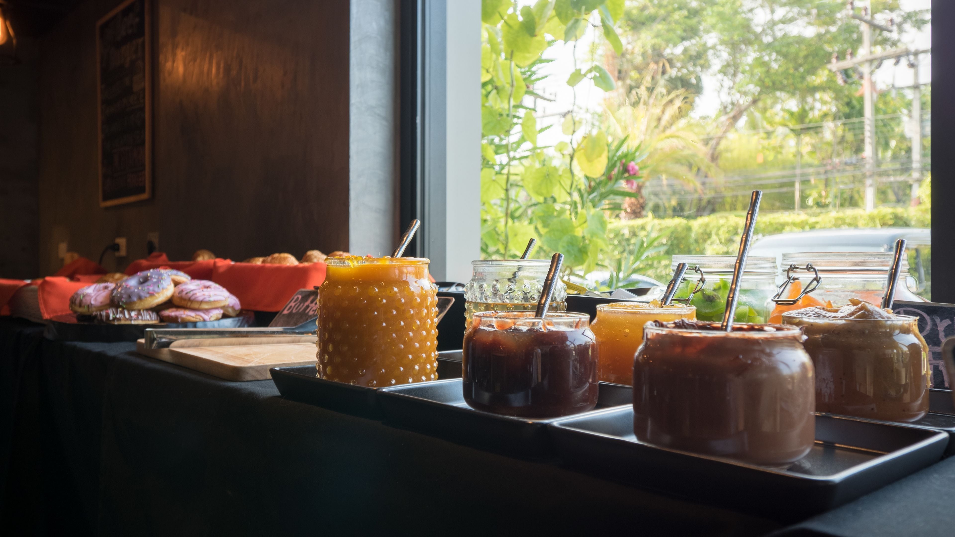 Un buffet de petit-déjeuner proposant une variété de viennoiseries et de boissons.
