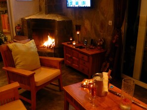 Villa Familiale, 2 chambres, vue océan, vue mer | Salle de séjour | Télévision à écran plat, cheminée