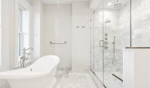 Separate tub and shower, free toiletries, towels - TownQuarters (Jersey City)