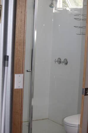 Ferienhütte, 2 Schlafzimmer, Parkblick | Badezimmer | Dusche, Handtücher