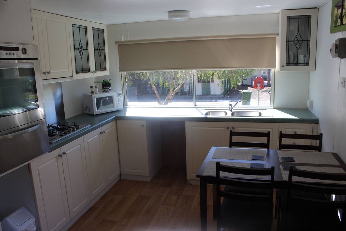 Comfort Cabin, 2 Bedrooms, Park View | Private kitchen