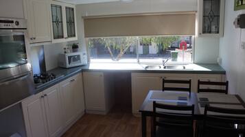 Comfort Cabin, 2 Bedrooms, Park View | Private kitchen