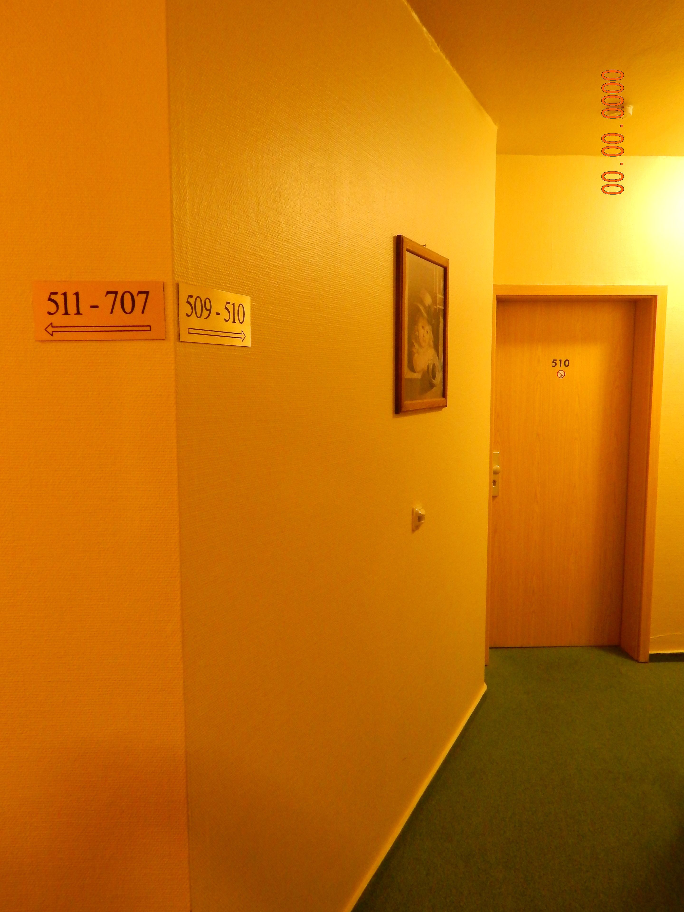 A hallway with two signs indicating room numbers 511-707 and 509-510.