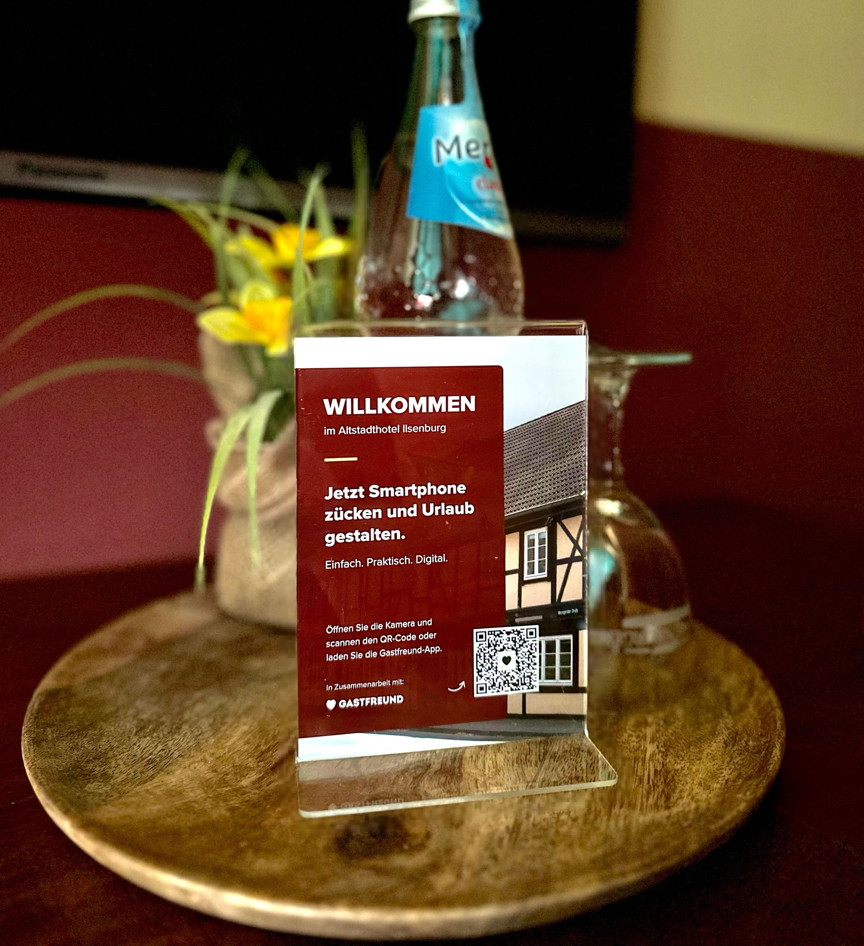 Placa de boas-vindas no Hotel Altstadthotel Ilsenburg com um código QR e instruções para smartphone.