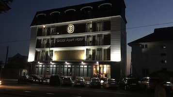 Depan hartanah - siang/malam
