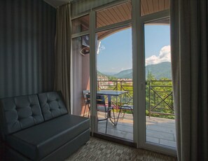 Premium bedding, in-room safe, blackout curtains, soundproofing