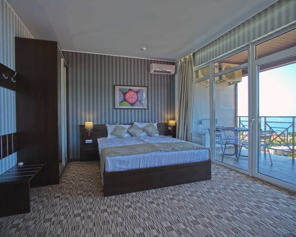 Premium bedding, in-room safe, blackout curtains, soundproofing