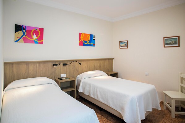 Værelse med 2 enkeltsenge | Individuel indretning, mørklægningsgardiner, lydisolering