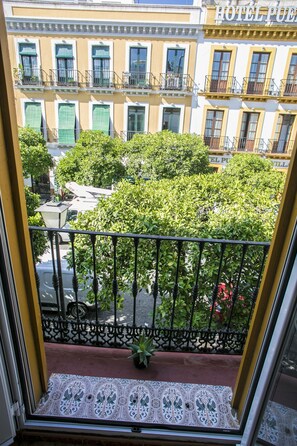 Double Room, Shared Bathroom | Individually furnished, blackout drapes, soundproofing