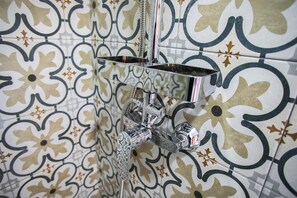 Muebles diferentes, cortinas blackout y sistema de insonorización 